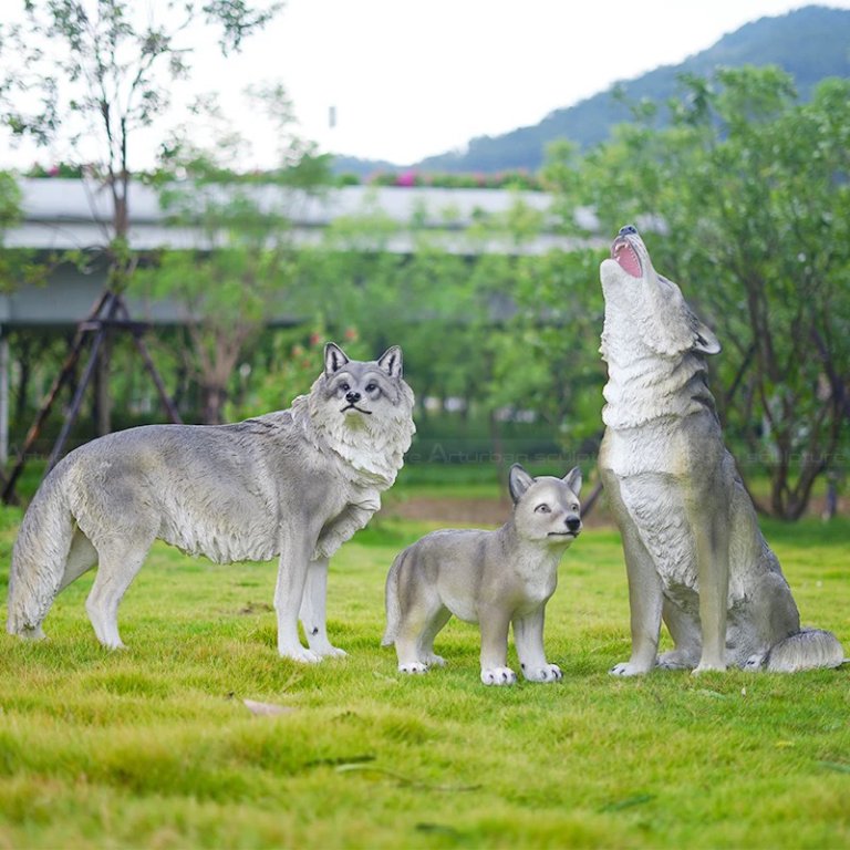 Statue de Loup Gris comprenant un loup adulte hurlant, un autre debout et un louveteau