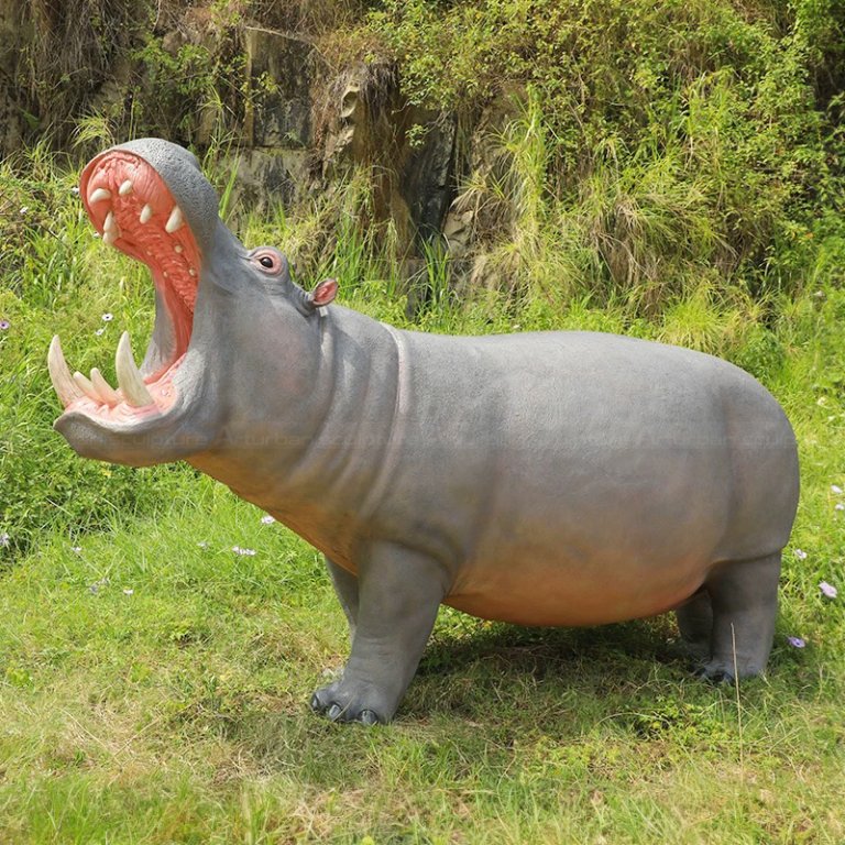 Flusspferd-Gartenstatue mit weit geöffnetem Maul