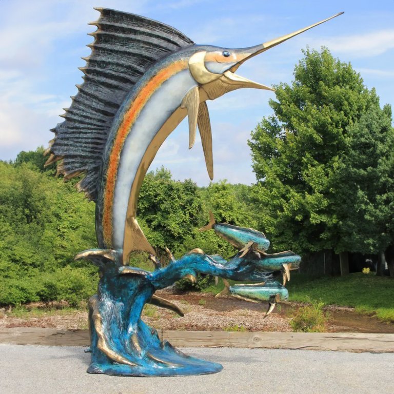Grande statue d'espadon à vendre avec quelques poissons Mahi Mahi