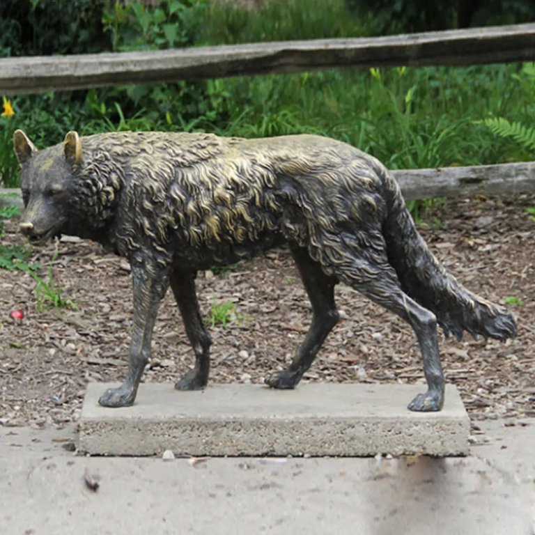 Sculpture de loup en bronze grandeur nature pour jardin avec fourrure détaillée, marchant régulièrement