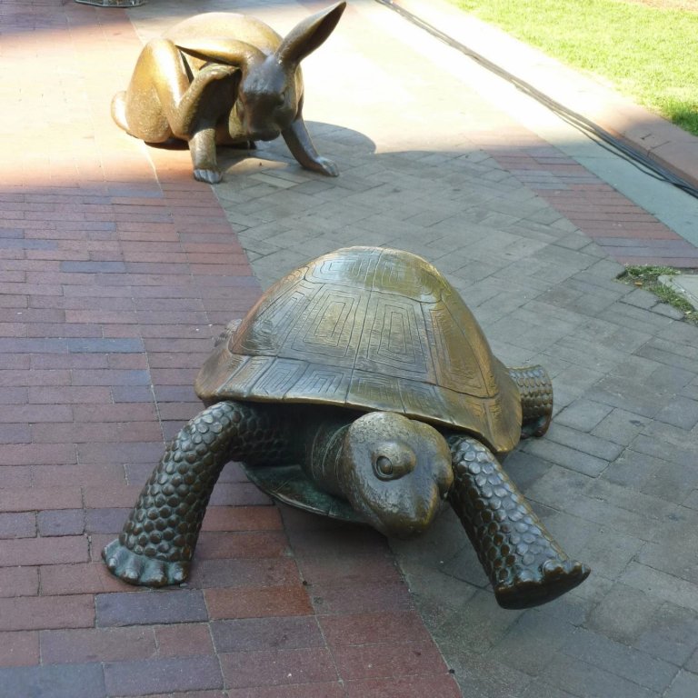 statue en bronze de la Tortue et du Lièvre Marathon
