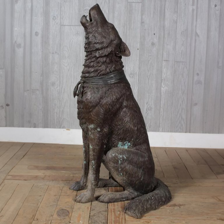 ornement de loup assis et hurlant en bronze avec fourrure détaillée