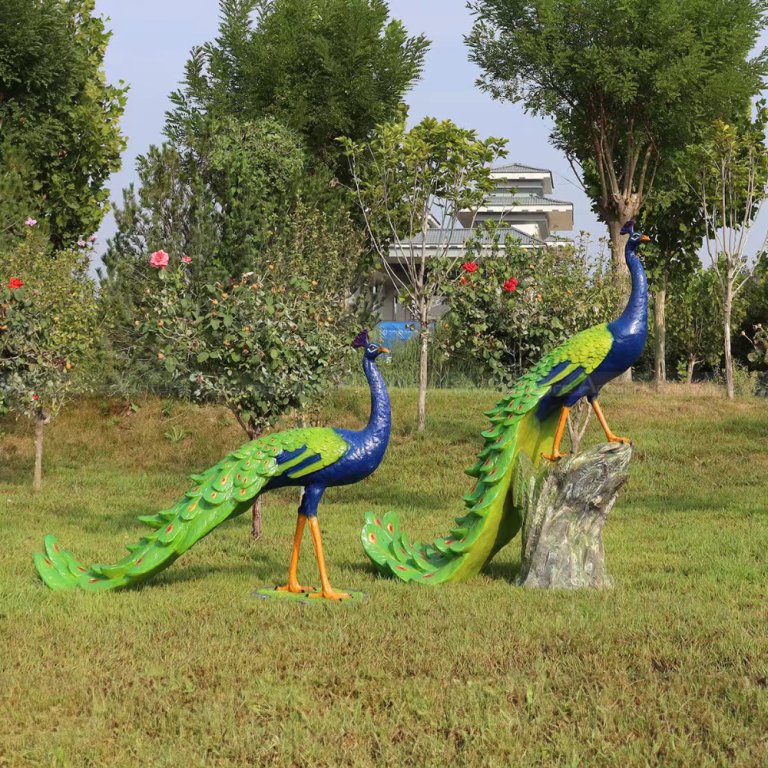 zwei lebensgroße stehende Pfau-Gartenstatuen