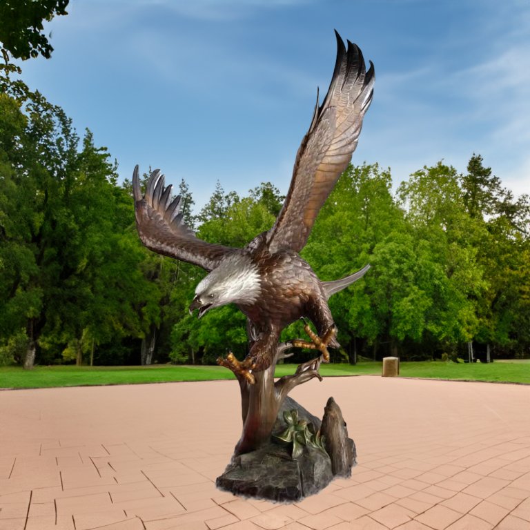 Sculpture en bronze réaliste d'aigle chauve pour décoration extérieure en pose d'atterrissage dynamique