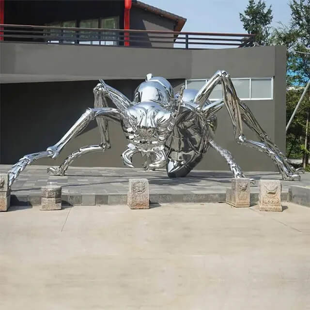 Giant stainless steel Ant Statue with mirror-polished surface