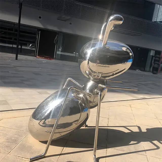 Reflective Ant Art Sculpture made of stainless steel
