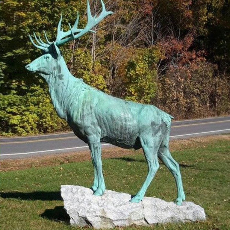 Uma Estátua de Alce em Tamanho Real em bronze, apresentando um majestoso alce touro com grandes galhadas em pé sobre uma base de pedra