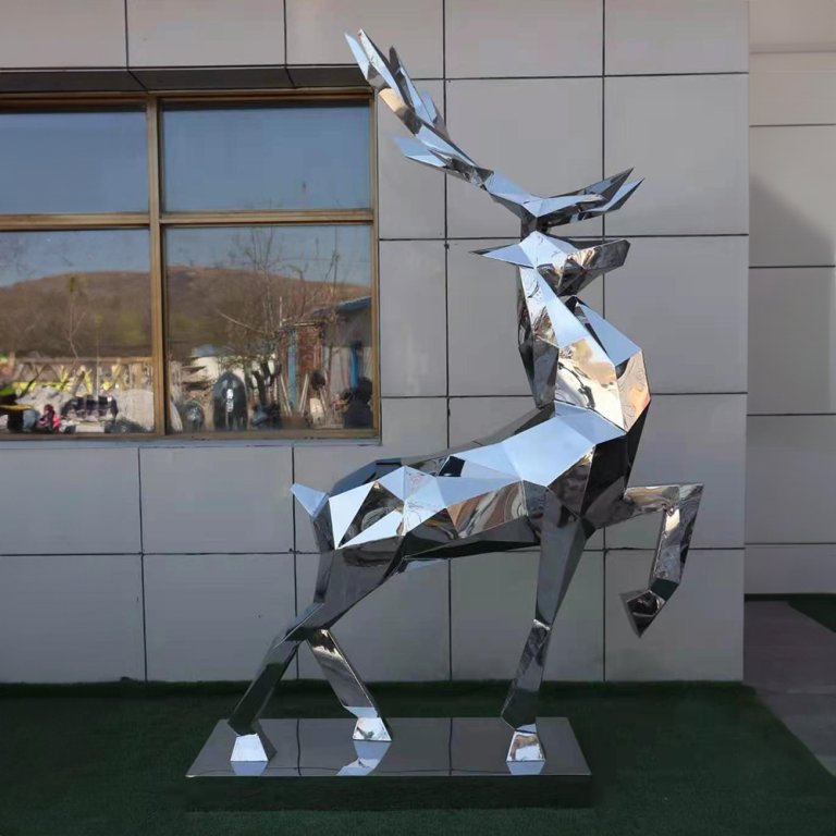 Uma Escultura Moderna de Cervo em Aço Inoxidável com Design Geométrico Facetado