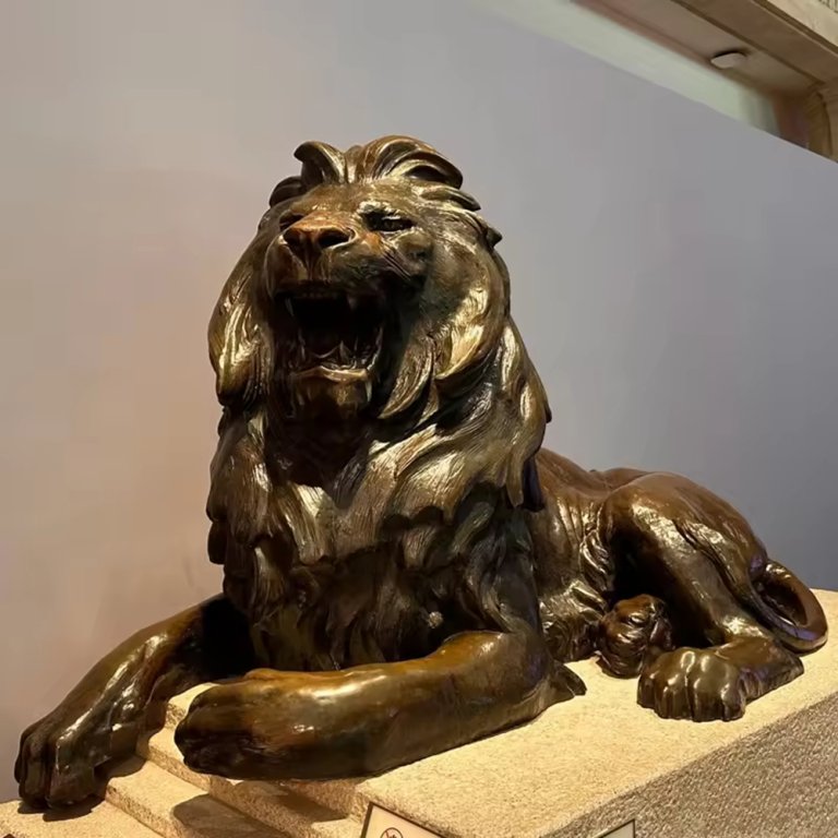 Bronzestatue eines liegenden Löwen mit brüllendem Ausdruck