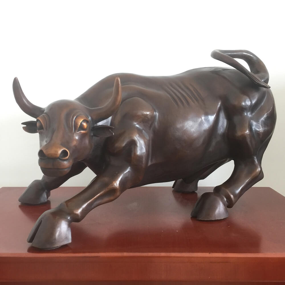 Sculpture du marché haussier en bronze représentant un taureau dans une posture musclée puissante