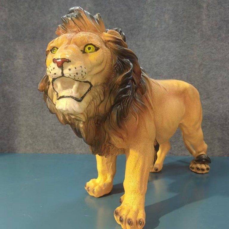 Estátua decorativa de leão em fibra de vidro com boca aberta e olhos amarelo-esverdeados realistas