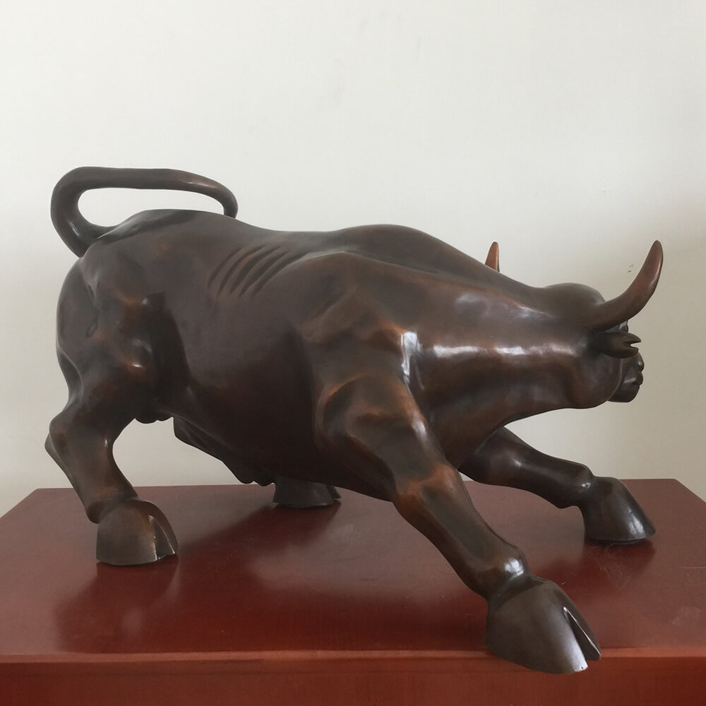 Sculpture dynamique du marché haussier en bronze