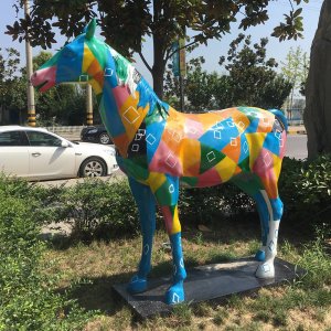 تمثال حصان ملون من الألياف الزجاجية مزين بكتل ألوان مجردة زاهية