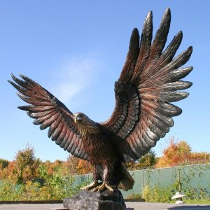 Grande Sculpture d'Aigle en bronze avec ailes ouvertes