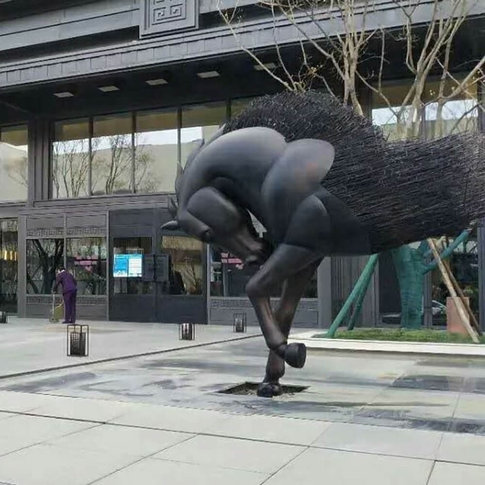 Moderne Pferd-Metallkunstskulptur aus Bronze mit starkem Körper und geneigtem Kopf
