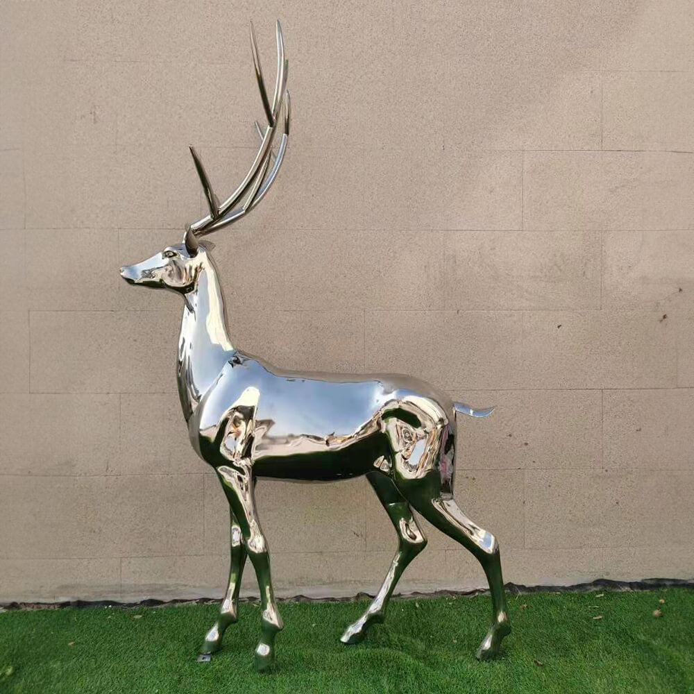 Escultura de Cervo em Aço Inoxidável para Exterior de um grande cervo com galhadas altas