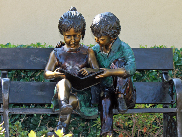 Scultura "Migliori Amici" in bronzo, momento di lettura condivisa