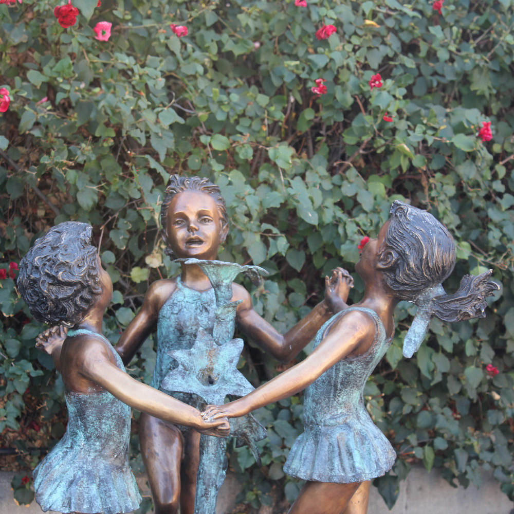Sculpture en bronze « Cercle d'amis » pour jardin représentant des enfants dansant