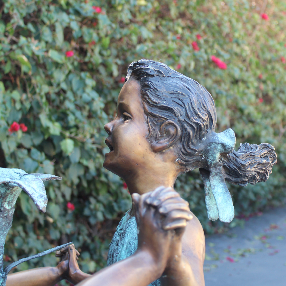Détail du visage de la sculpture en bronze « Cercle d'amis » pour jardin