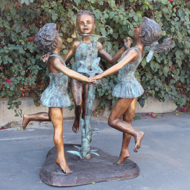 Sculpture en bronze « Cercle d'amis » pour jardin avec une fleur