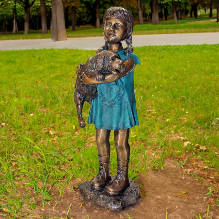 Statue en bronze d'une jeune fille tenant un chien, vue arrière