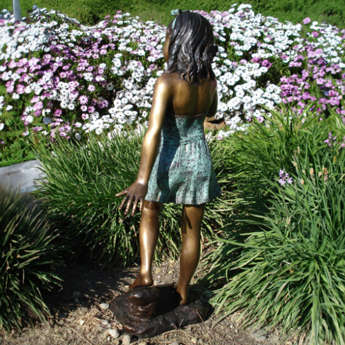 Statue en bronze de la jeune fille écoutant la coquille, vue arrière