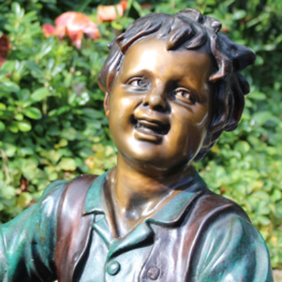 Statue frère et sœur : portrait en bronze d'un garçon souriant