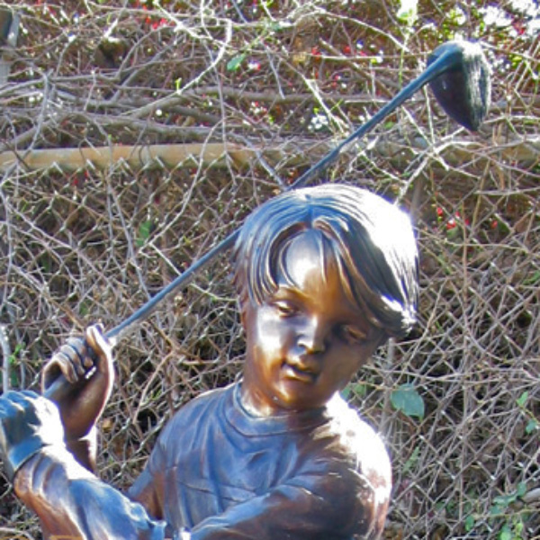 Decoração de Jardim de Golfe em Close-up - jovem golfista em bronze