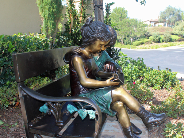 Scultura "Migliori Amici" in bronzo, lettori, vista laterale